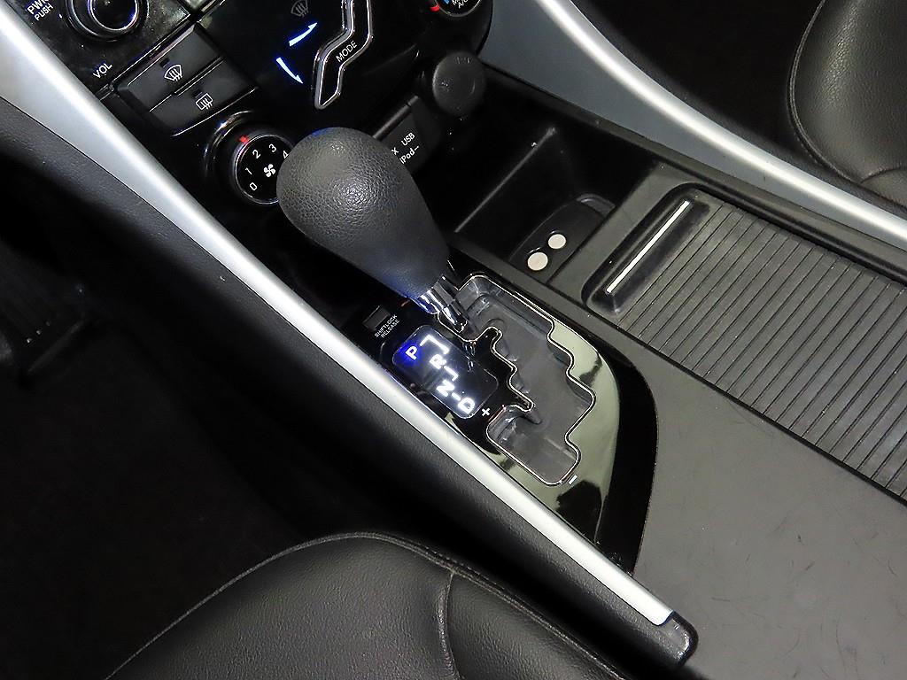 HYUNDAI Sonata - Vista 12