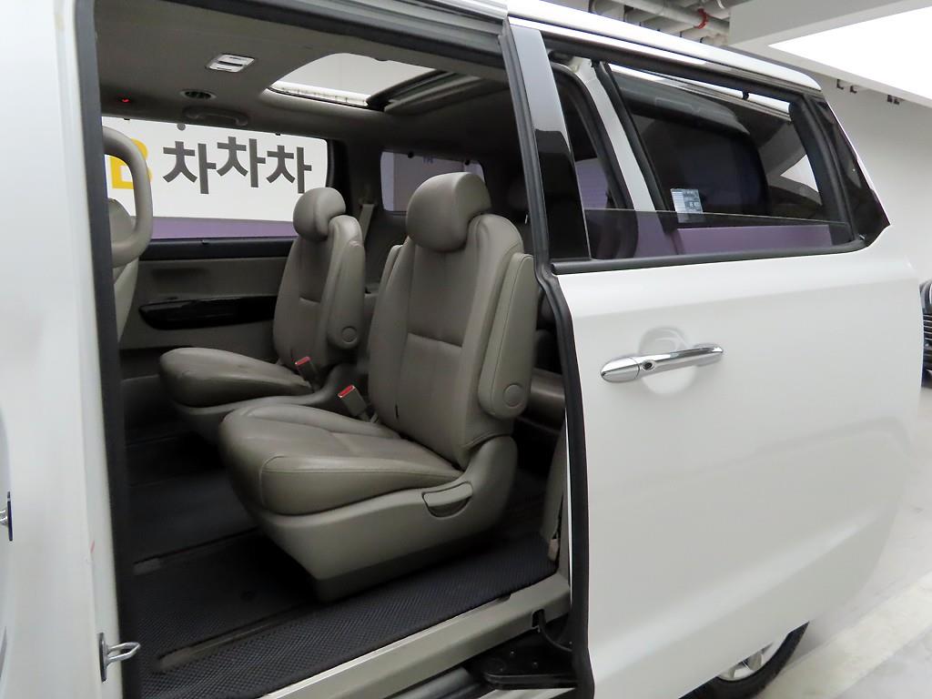 KIA Carnival - Vista 12