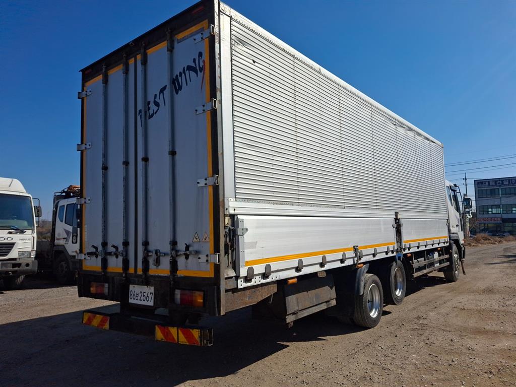 medium and large cargo truck - Vista 6