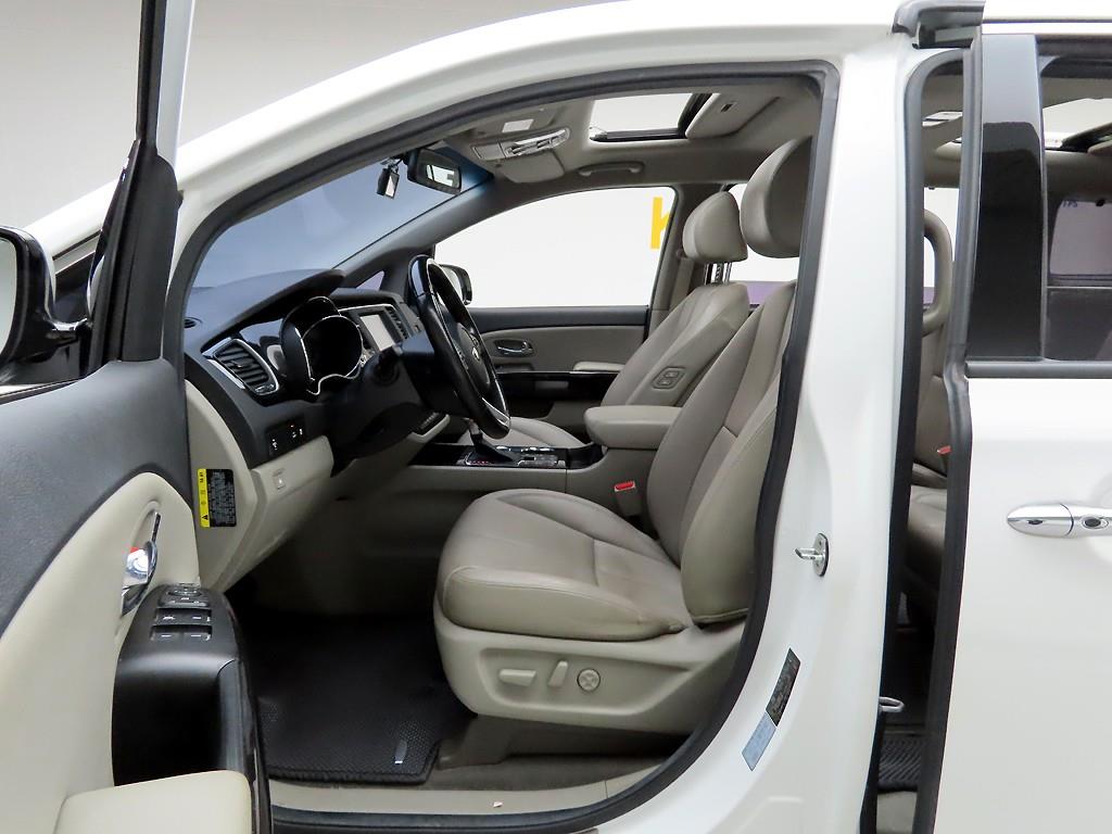 KIA Carnival - Vista 11