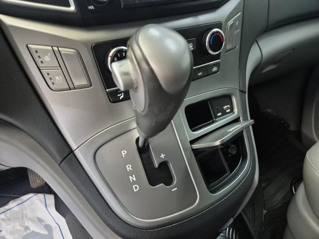 HYUNDAI Starex - Vista 8