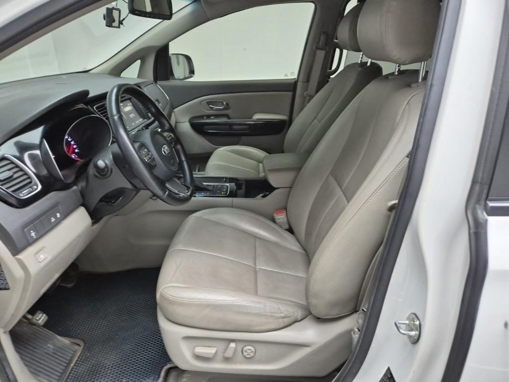KIA Carnival - Vista 11