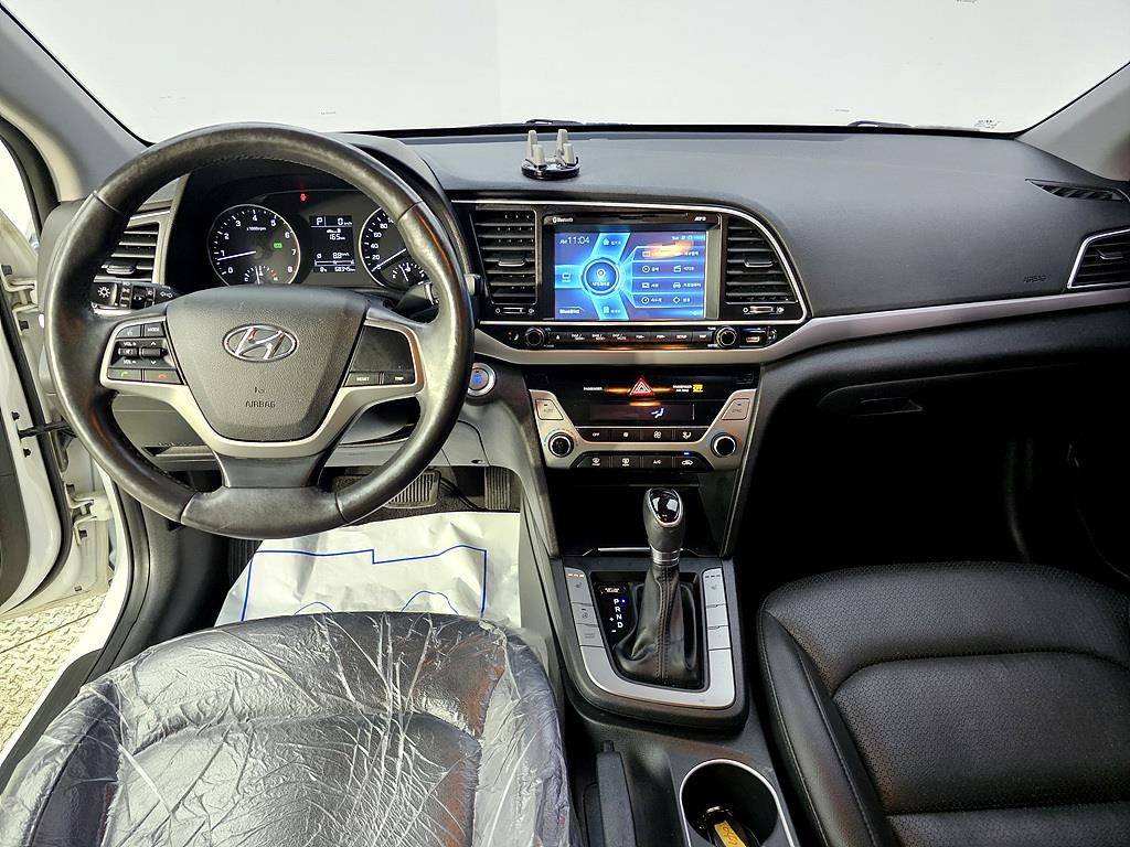 HYUNDAI Avante - Vista 5