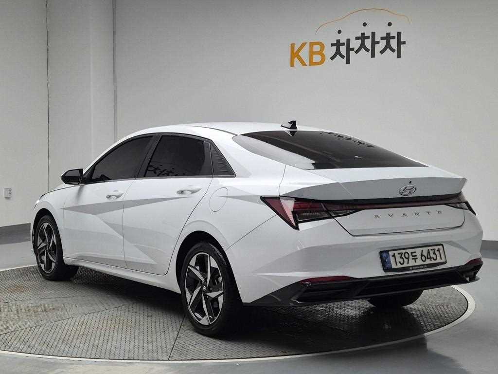 HYUNDAI Avante - Vista 2