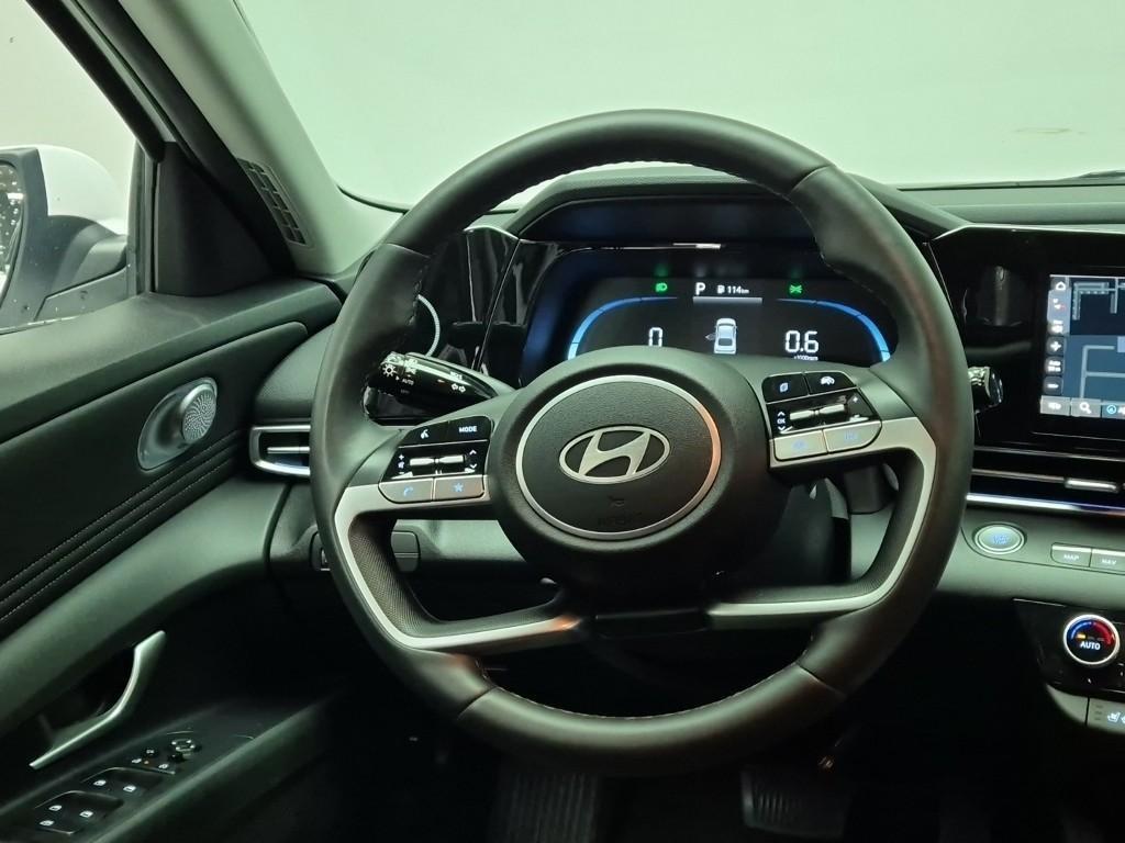 HYUNDAI Avante - Vista 9