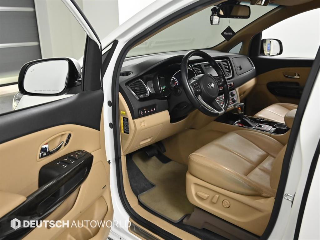 KIA Carnival - Vista 11