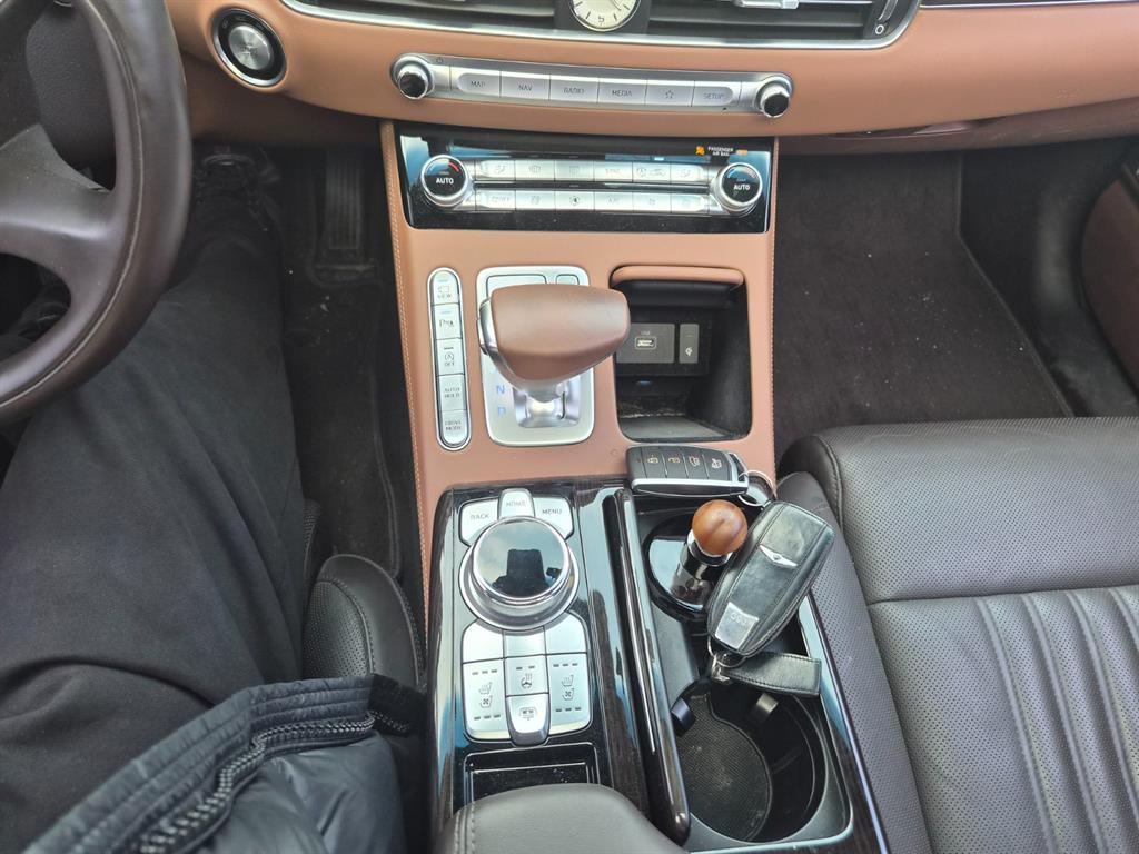 Genesis G90 - Vista 12