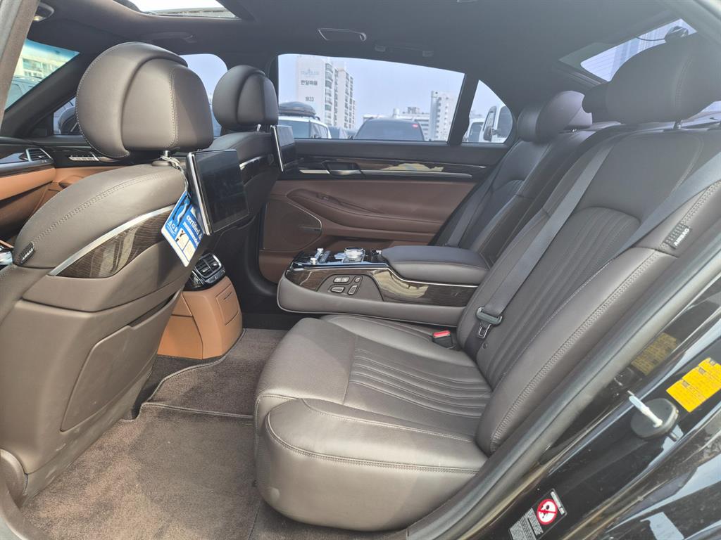 Genesis G90 - Vista 11