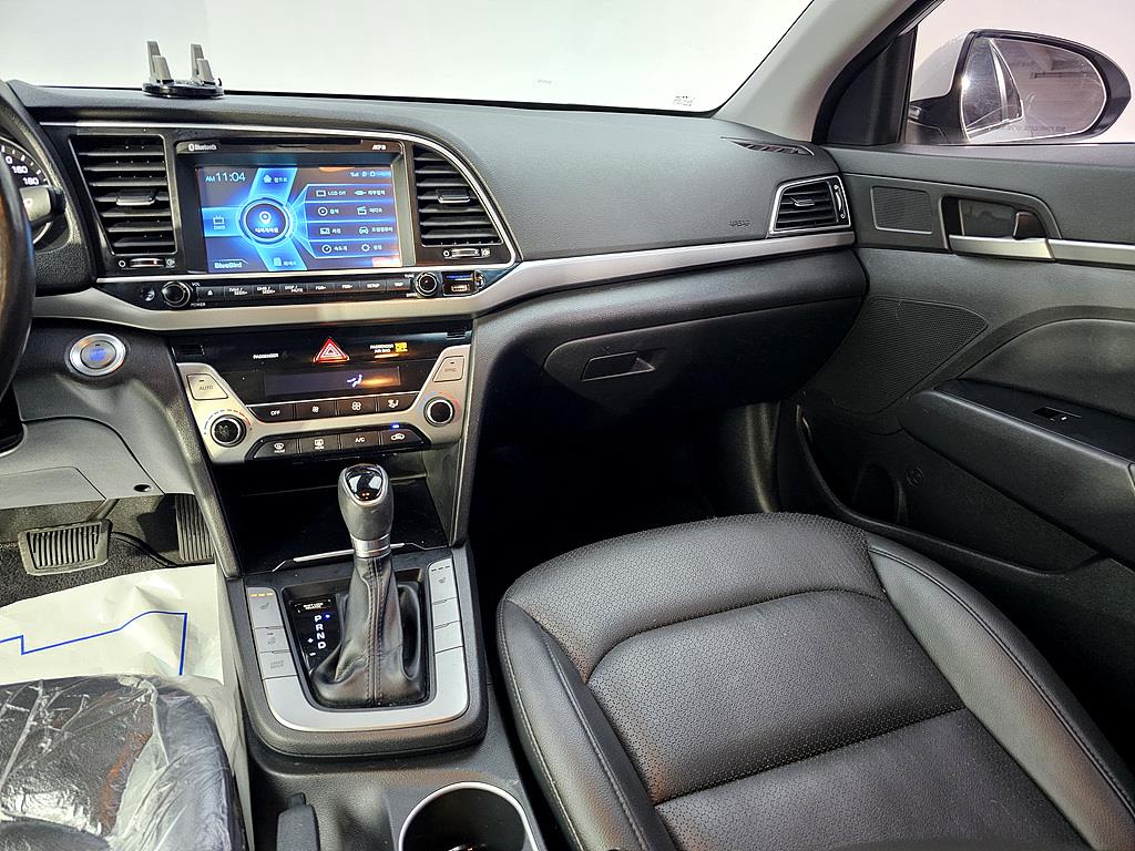 HYUNDAI Avante - Vista 10