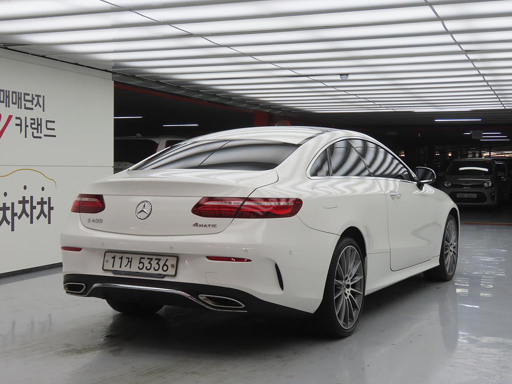 Mercedes Benz E class - Vista 4