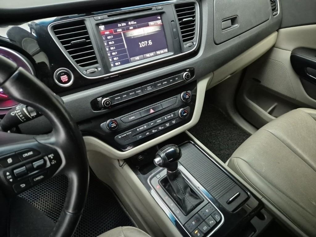 KIA Carnival - Vista 10