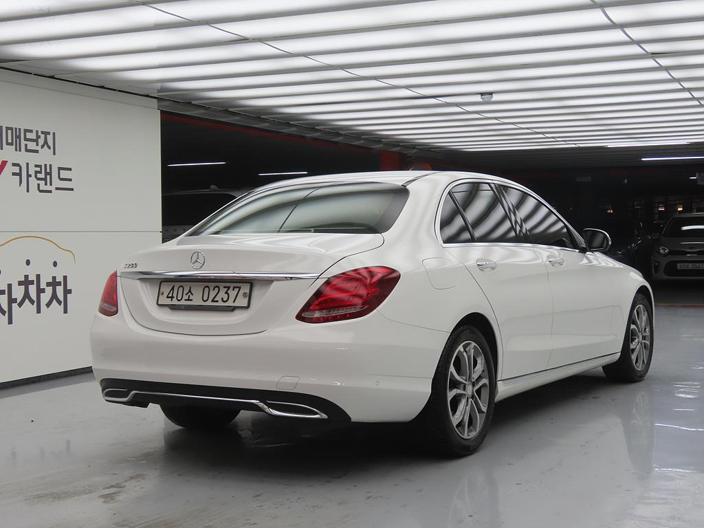 Mercedes Benz C Class - Vista 4