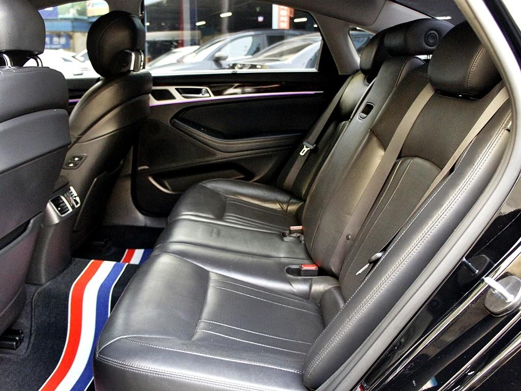 HYUNDAI Genesis - Vista 11