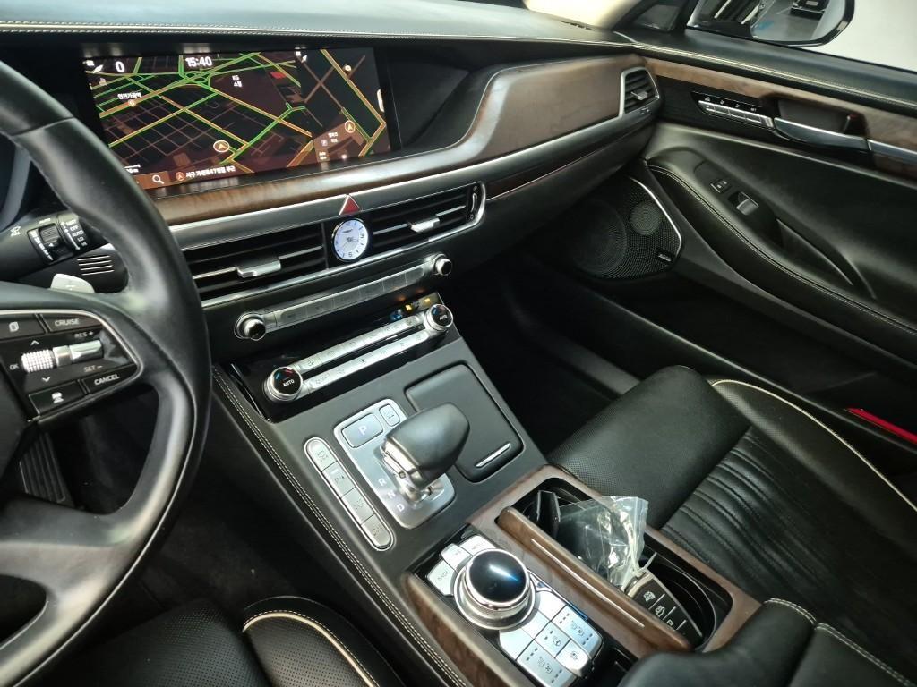 Genesis G90 - Vista 10