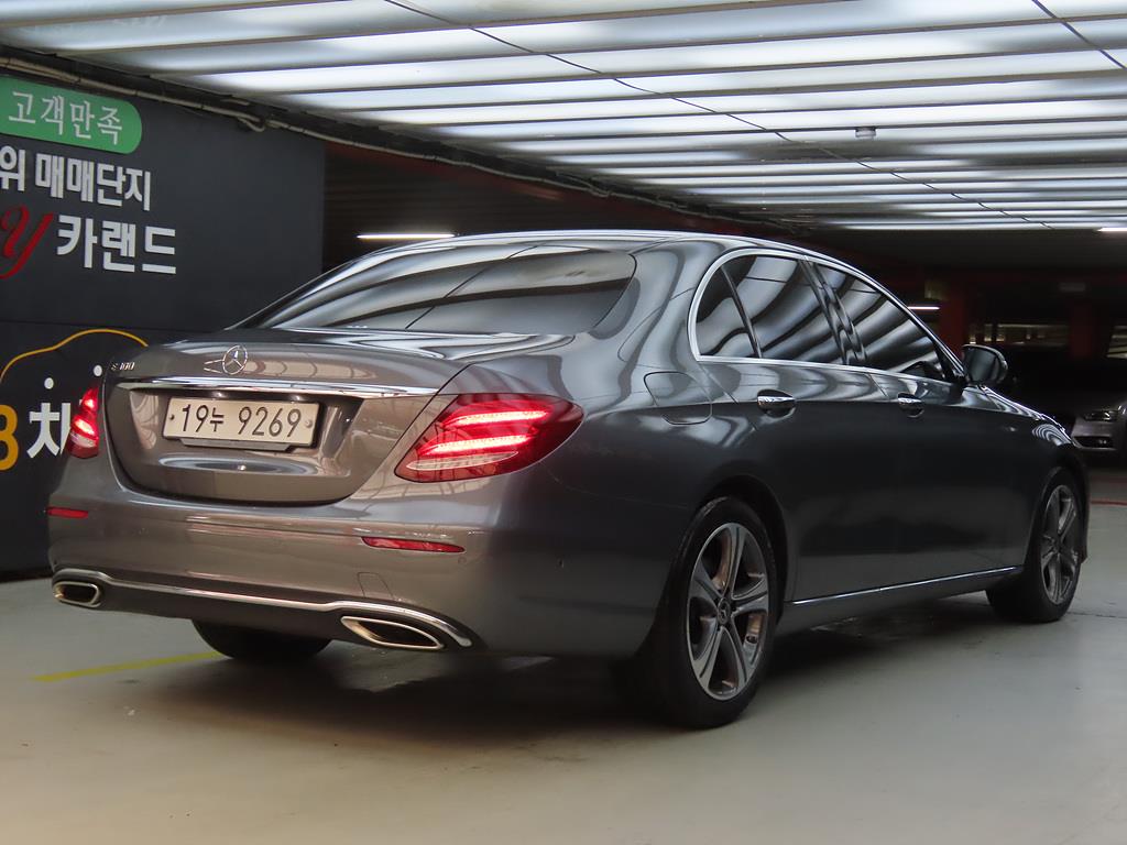 Mercedes Benz E class - Vista 3