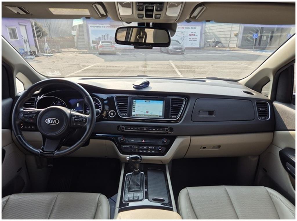 KIA Carnival - Vista 8