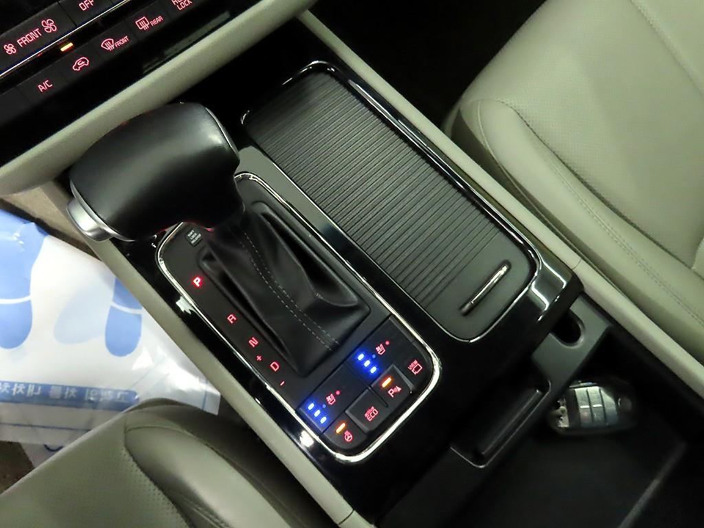 KIA Carnival - Vista 10