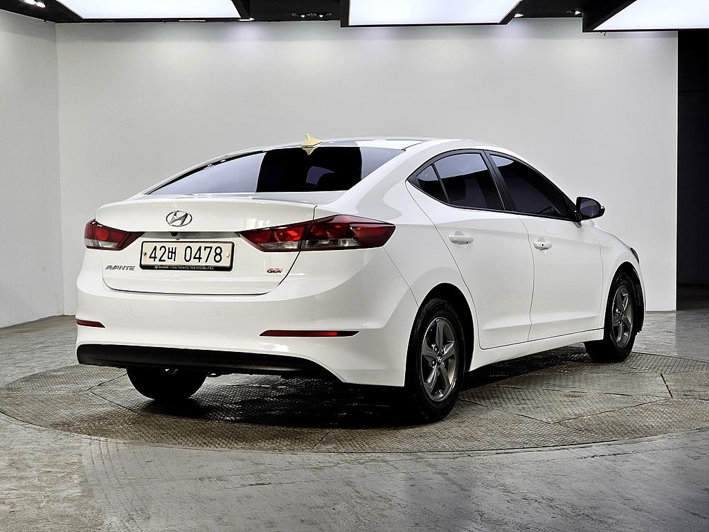 HYUNDAI Avante - Vista 4