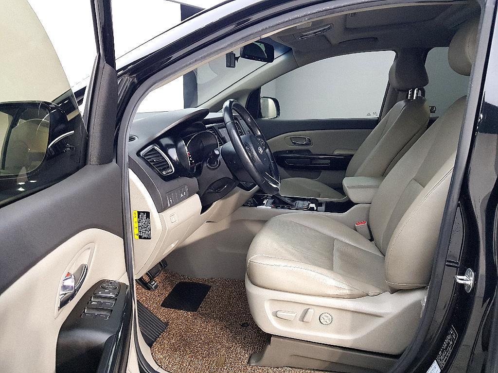 KIA Carnival - Vista 8