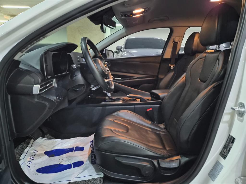 HYUNDAI Avante - Vista 10