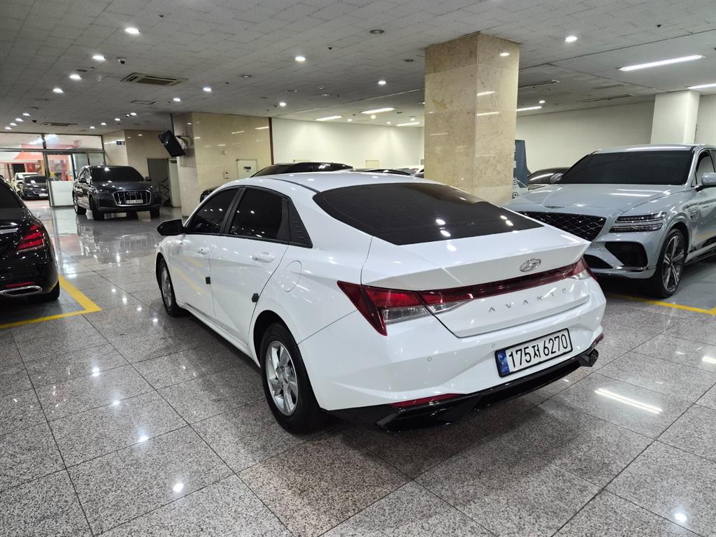 HYUNDAI Avante - Vista 3