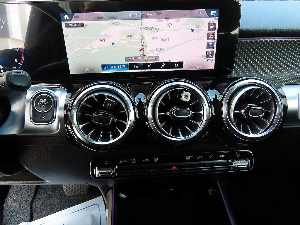 Mercedes Benz GLB Class - Vista 12