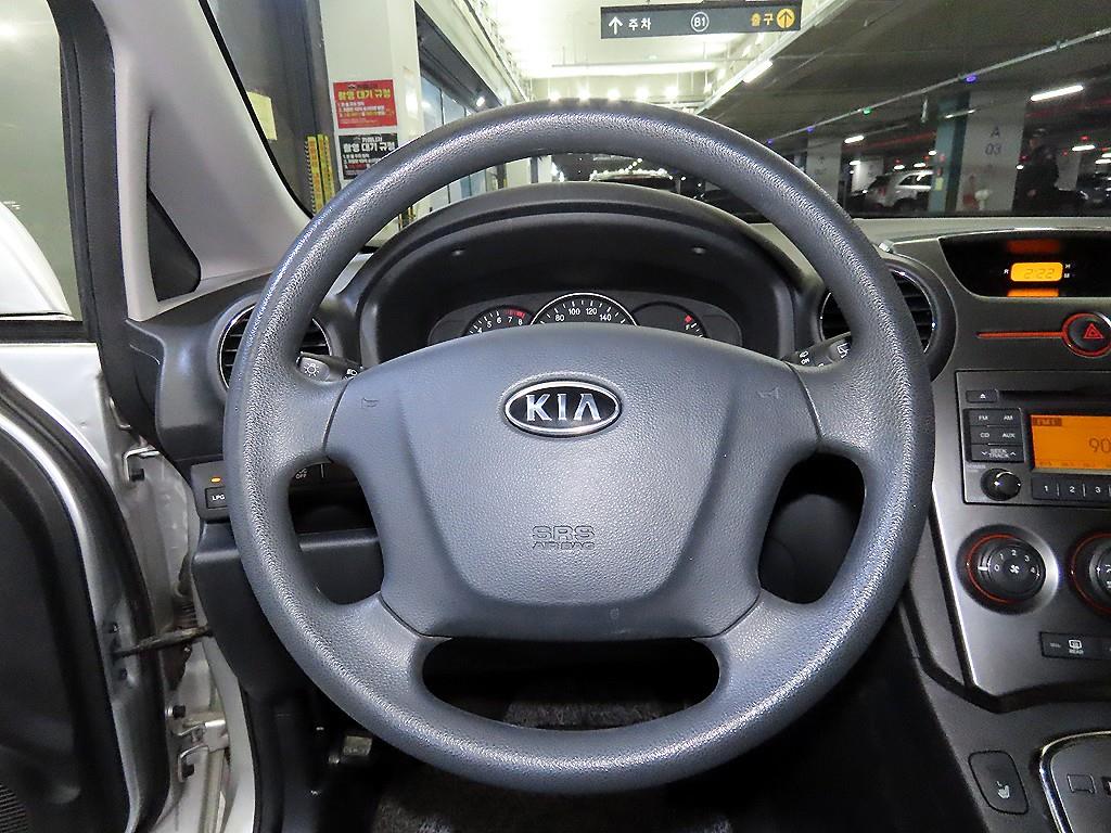 KIA Carens - Vista 8