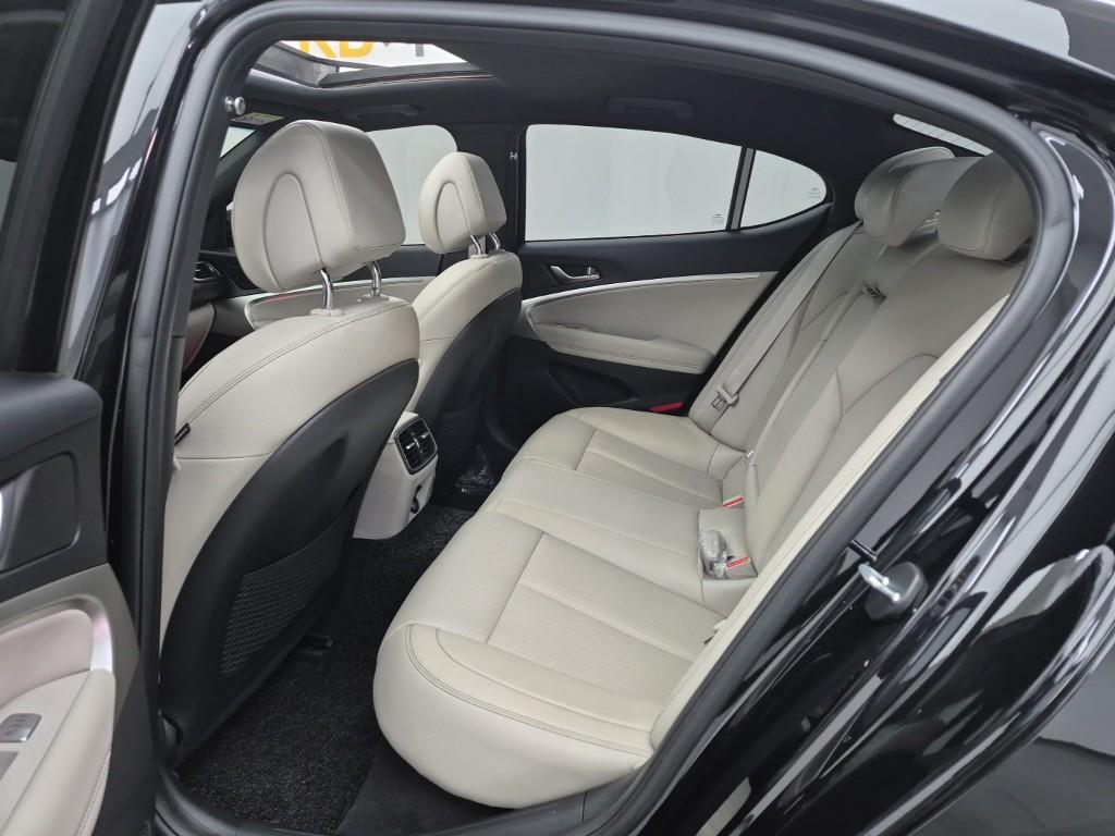 Genesis G70 - Vista 12