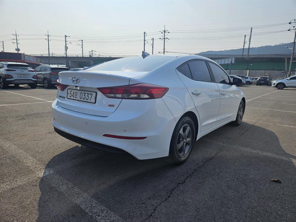 HYUNDAI Avante - Vista 4