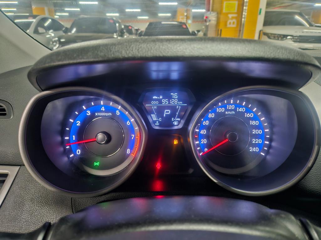 HYUNDAI Avante - Vista 7