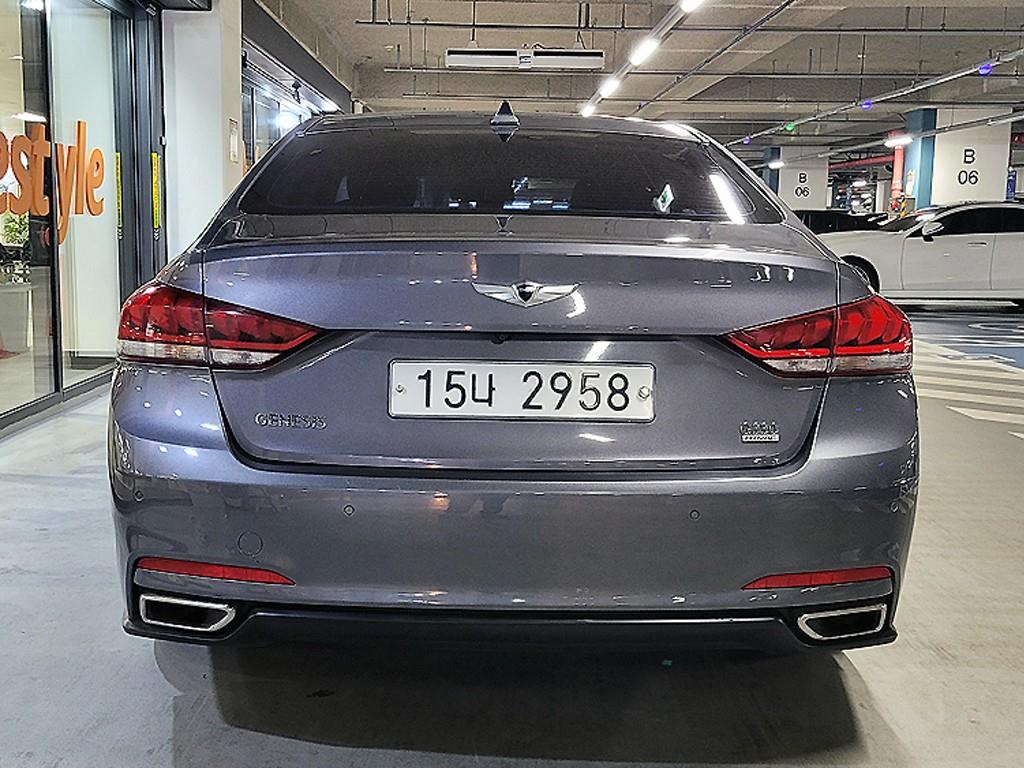 HYUNDAI Genesis - Vista 5