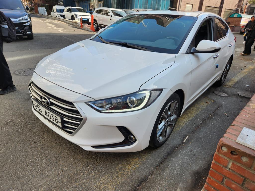 HYUNDAI Avante - Vista 4