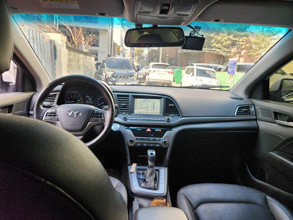 HYUNDAI Avante - Vista 9