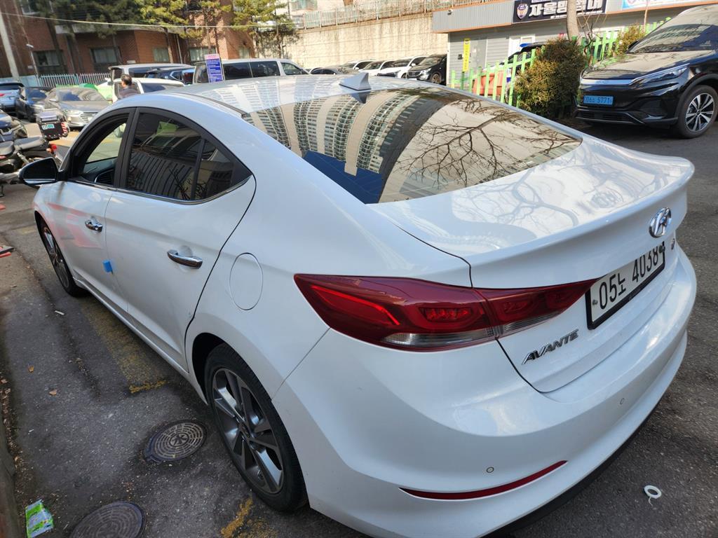 HYUNDAI Avante - Vista 5