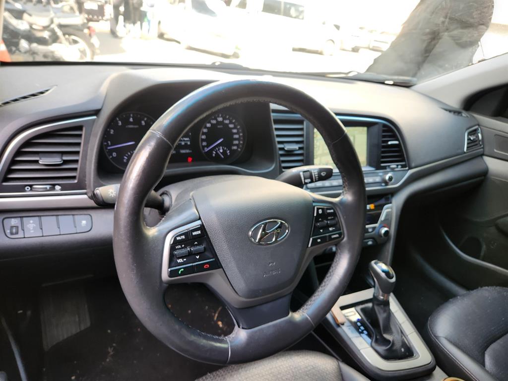 HYUNDAI Avante - Vista 7