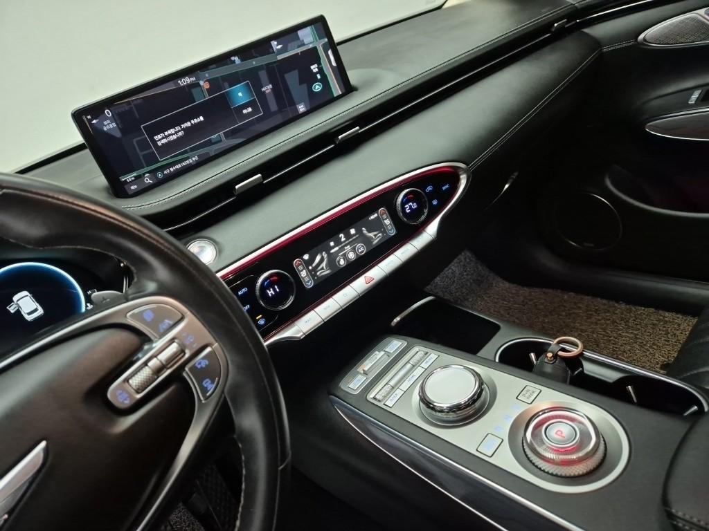 Genesis GV70 - Vista 8