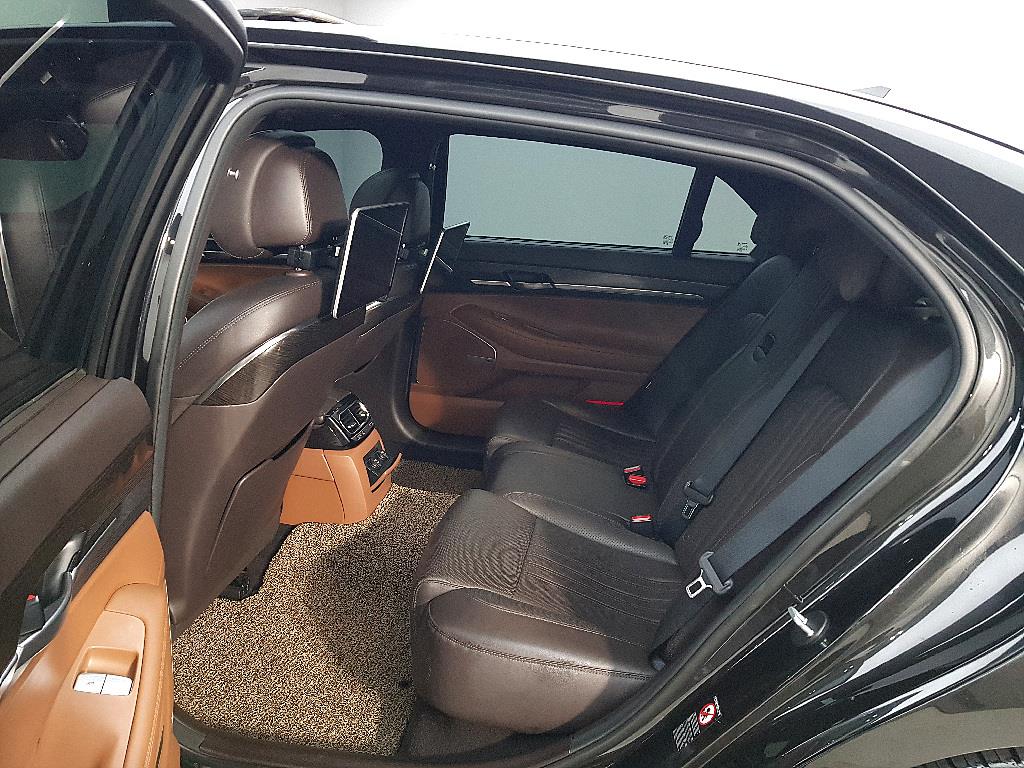 Genesis G90 - Vista 9