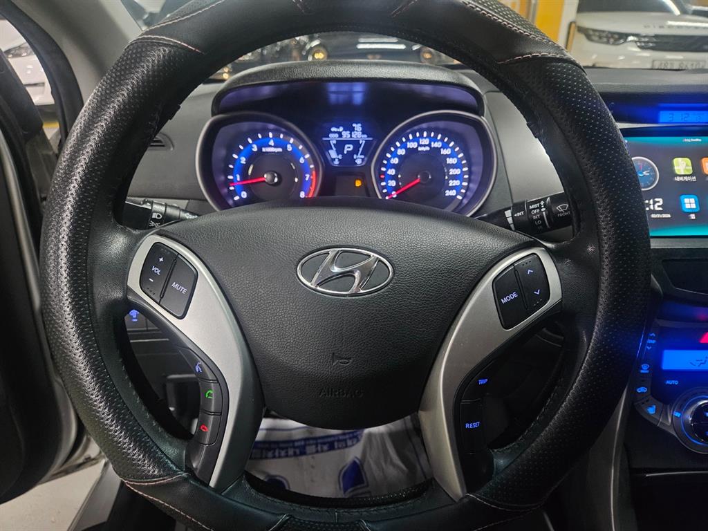 HYUNDAI Avante - Vista 8