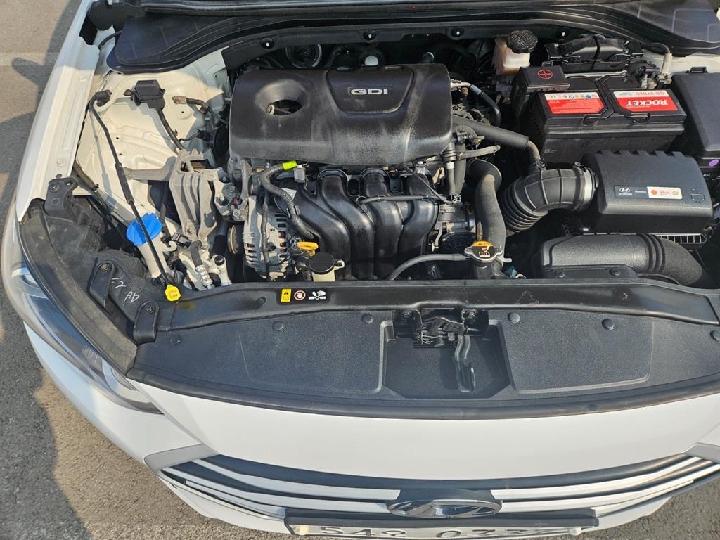 HYUNDAI Avante - Vista 5