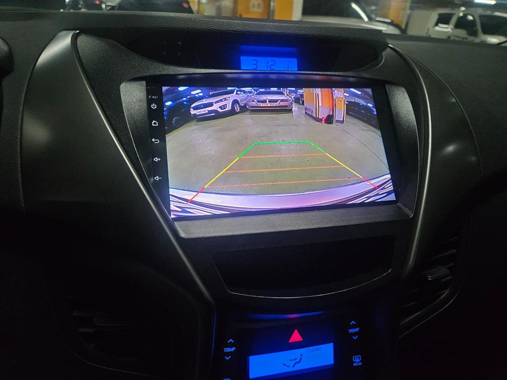 HYUNDAI Avante - Vista 10