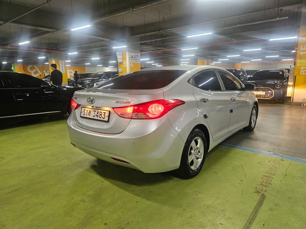 HYUNDAI Avante - Vista 5