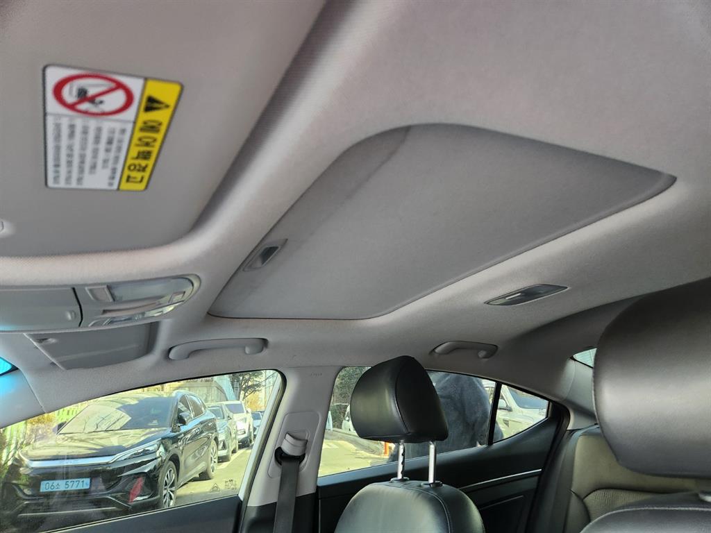 HYUNDAI Avante - Vista 8