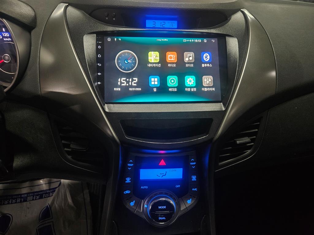 HYUNDAI Avante - Vista 9