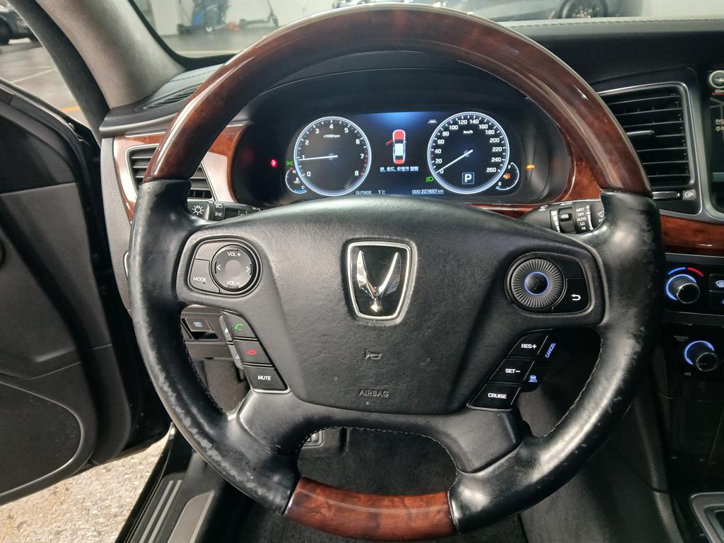 HYUNDAI Equus - Vista 8
