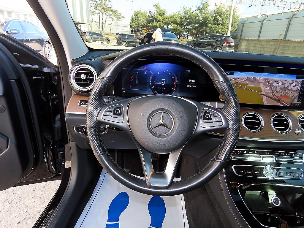 Mercedes Benz E class - Vista 8