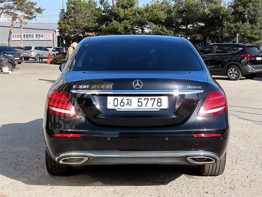 Mercedes Benz E class - Vista 4