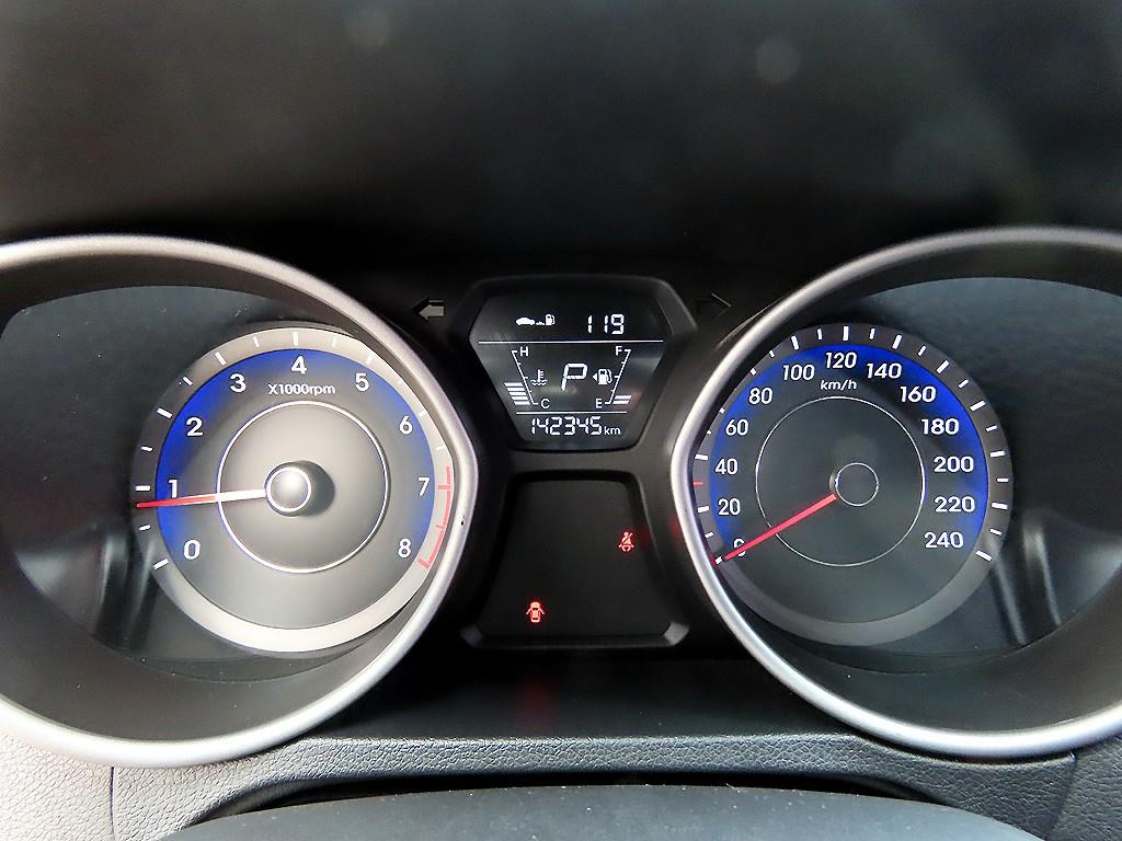 HYUNDAI Avante - Vista 9