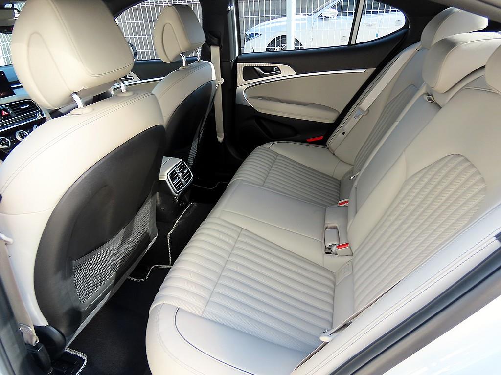 Genesis G70 - Vista 6