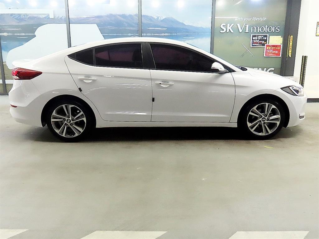 HYUNDAI Avante - Vista 3