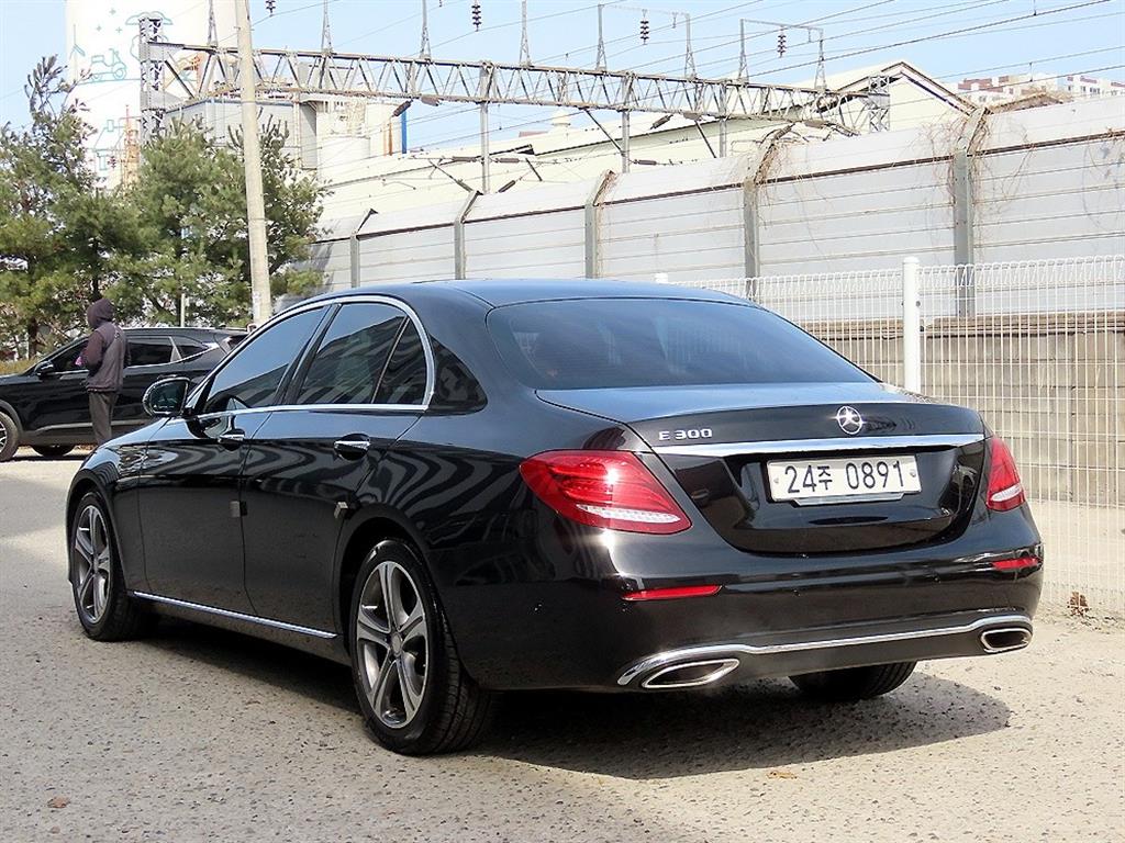 Mercedes Benz E class - Vista 3